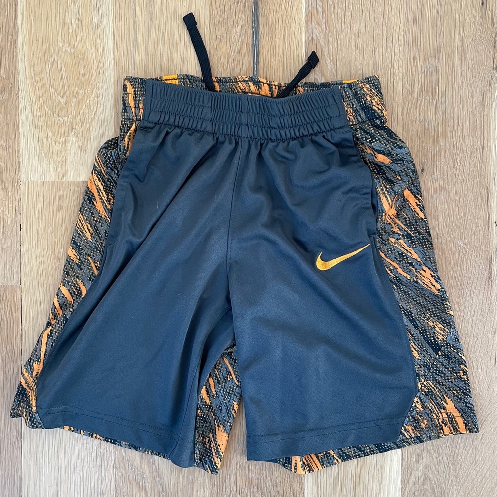 NIKE DRI-FIT boys shorts (M)